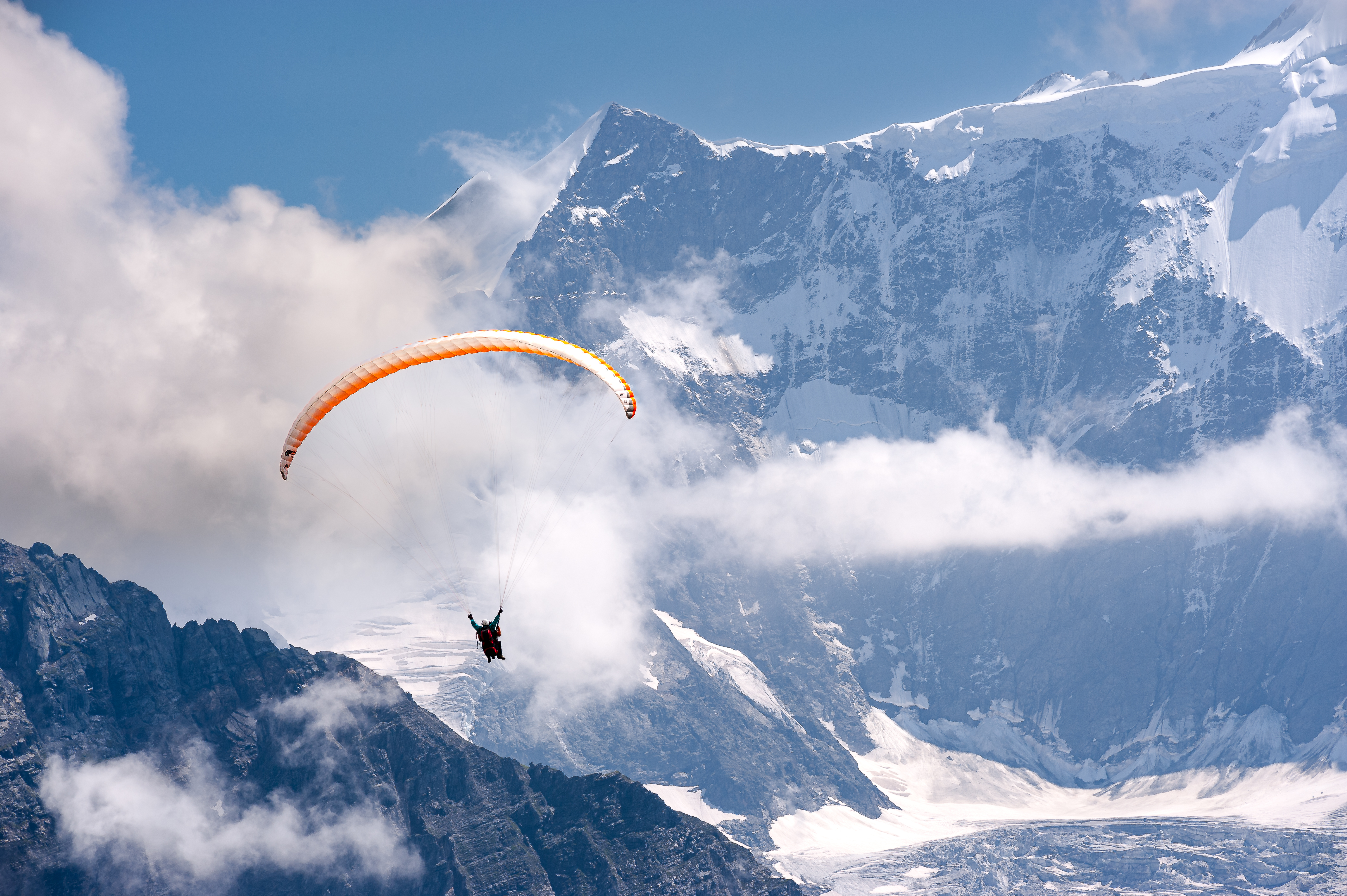 Gleitschirmflieger über Grindelwald